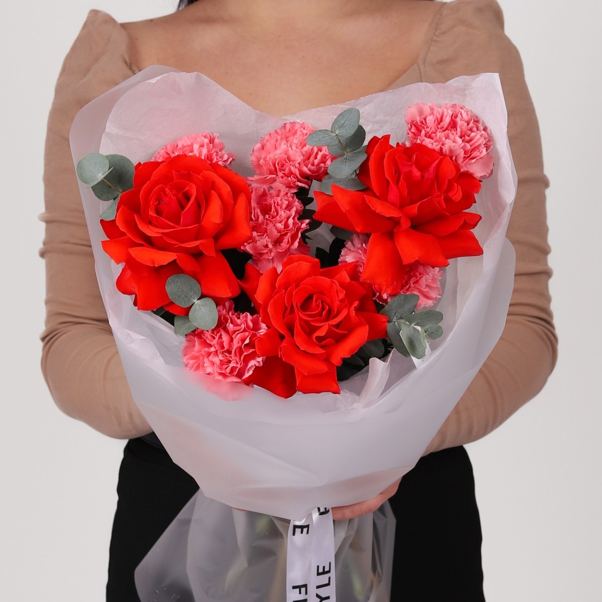 krasnyj francuzskie rozy i diantusy 1